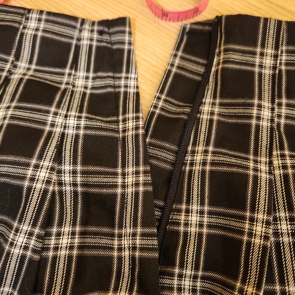 5/$20 Black white plaid check mini pleated skirt H&M 0 - Picture 7 of 9